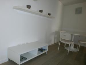 un escritorio blanco y una mesa en una habitación en Appartamento Galileo, en Seregno
