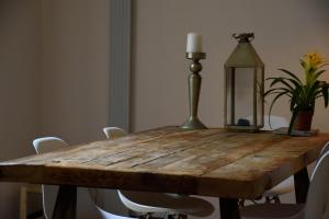 ビラノバ・イ・ラ・ジャルトルにあるPiso Vilanova i la Geltrúの木製テーブル(椅子、ランプ付)
