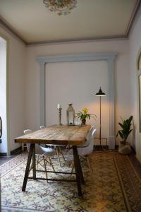 ビラノバ・イ・ラ・ジャルトルにあるPiso Vilanova i la Geltrúのダイニングルーム(木製テーブル、椅子付)