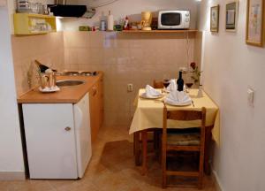 una pequeña cocina con mesa y fregadero en Apartment Dubrovnik Center, en Dubrovnik