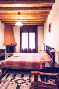 Ένα ή περισσότερα κρεβάτια σε δωμάτιο στο Ξενώνας Τελώνη