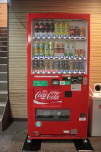 uma velha máquina de refrigerante de coca-cola numa sala em Tokiwa Ryokan em Nikko