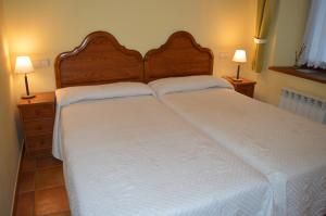 Postel nebo postele na pokoji v ubytování Hostal Revinuesa