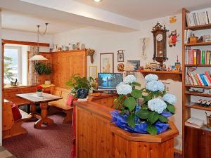 a living room with a vase with blue flowers in it at Pension Villa Claudia Augusta in Resia