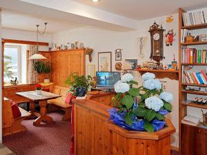 - un salon avec un vase orné de fleurs bleues dans l'établissement Pension Villa Claudia Augusta, à Resia