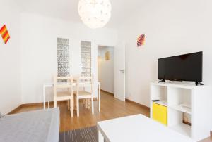 sala de estar con mesa y TV en FLH Marques Bright Apartment, en Lisboa