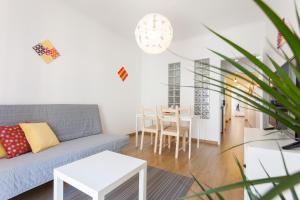 sala de estar con sofá y mesa en FLH Marques Bright Apartment, en Lisboa
