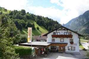 un edificio en medio de una montaña en Gasthof Alpenrose, en Imsterberg