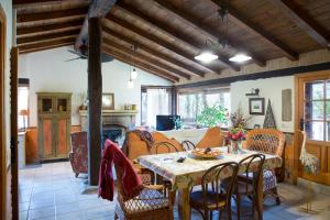 Televízia a/alebo spoločenská miestnosť v ubytovaní Casa Rural la Casa del Bosque