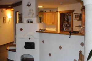 eine Küche mit einem falschen Kamin in der Mitte eines Zimmers in der Unterkunft Garni Residence Trocker in Kastelruth