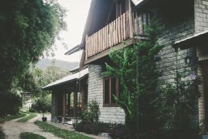 a building with a balcony on the side of it at Pousada Rural Casa de Pedra in Urubici