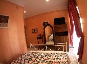 a bedroom with a bed and a mirror at Hosteria Natura in Segovia