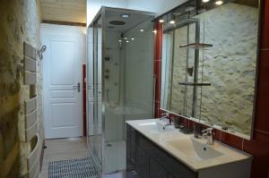 Un baño con lavabo, ducha y espejo. en Mas du Fer à Cheval, en Lamotte-du-Rhône 25 fotos más