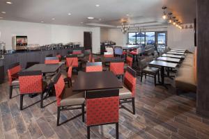 un comedor con mesas y sillas en un restaurante en Red Lion Ridgewater Inn & Suites Polson, en Polson