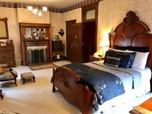 Posteľ alebo postele v izbe v ubytovaní The Redstone Inn and Suites