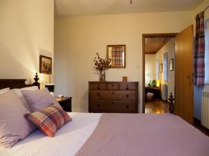 una camera con letto bianco e cassettiera di Quinta da Pereirinha a Arcos de Valdevez