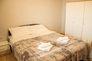 una camera da letto con un letto e due asciugamani di Apartment Ruby a Podstrana