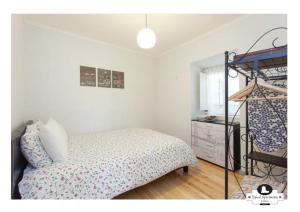 - une chambre avec un lit et une étagère dans l'établissement Beco das Flores Typical Apartment, à Lisbonne