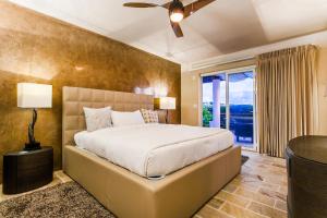 Postel nebo postele na pokoji v ubytování CeBlue Villas + 37 fotografií
