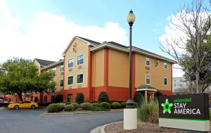 Extended Stay America Suites - Charleston - Mt Pleasant في تشارلستون: فندق فيه لافته امام مبنى