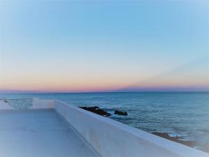 Blick auf das Meer vom Rand eines Gebäudes in der Unterkunft Hotel Orpheus in Giardini-Naxos