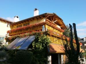 ein Haus mit Blumen auf der Seite in der Unterkunft Penzión Stefanshof in Kremnitz