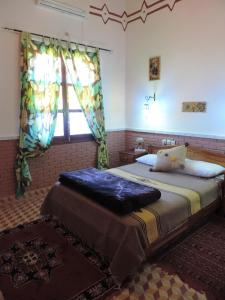 Llit o llits en una habitació de Dar Essyaha