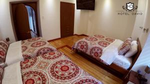 سرير أو أسرّة في غرفة في Hotel David
