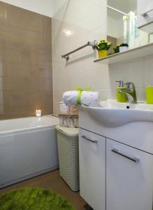 een badkamer met een wastafel en een bad bij Apartment Mia Makarska in Makarska