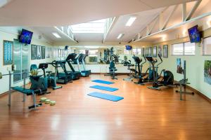 een fitnessruimte met veel loopbanden en hometrainers bij Hotel Marina Villa del Rio in Valdivia