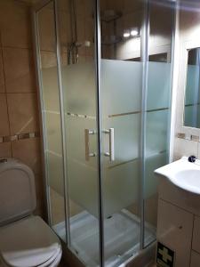Um banheiro em Villa Oliveira Apartments
