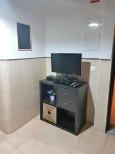 TV a/nebo společenská místnost v ubytování Villa Oliveira Apartments