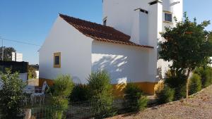 un piccolo edificio bianco con tetto rosso di Sítio do Moinho de Vento a Brotas