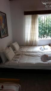 Postel nebo postele na pokoji v ubytování Nineta's House Sea View near the Airport