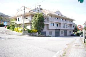 un gran edificio en la esquina de una calle en Pensión Mosende, en Porriño