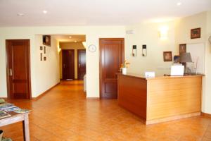 una camera d'albergo con reception e hall di Pensión Mosende a Porriño