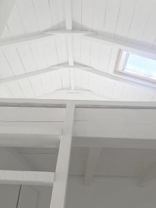 a white ceiling in a room with a window at Senhora do Cabo Meco Homy Holidays in Sesimbra