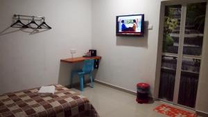 En TV eller et underholdningssystem på Aloha Hotel