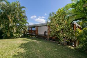 uma casa com um quintal em frente em Daintree Manor B&B em Daintree