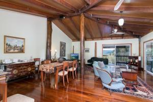 TV a/nebo společenská místnost v ubytování Daintree Manor B&B