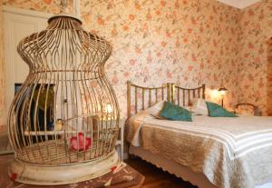 เตียงในห้องที่ Chateau d'Urbilhac