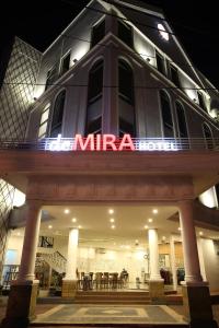 Un restaurante o sitio para comer en DeMira Hotel