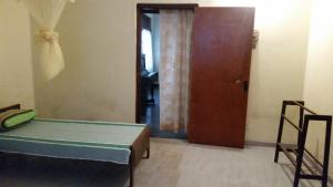 Habitación con cama y puerta de madera en Blue Waters, en Matara