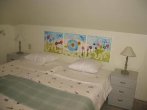 コクセッドにあるB&Logies De Duinroos Koksijdeのベッドルーム1室(壁に絵画が描かれたベッド1台付)