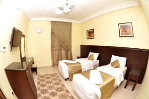 Una televisión o centro de entretenimiento en Narjes Al Hadeqa Hotel