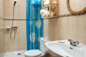 プラヤ・ミジョーンにあるApartamentos Es Carnatge - Formentera Vacacionesのバスルーム(トイレ、洗面台、シャワー付)