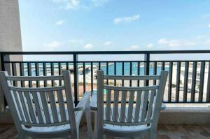 湖西鄉的住宿－Longman Villa，两把椅子坐在一个眺望着大海的阳台
