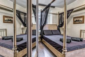 Duas camas num quarto com espelhos em Anama Suite em Corfu Town