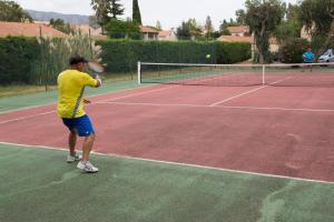 Tennis- og/eller squashfaciliteter på Village Vacances Passion La Grande Bastide eller i nærheden