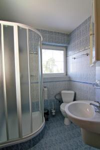 y baño con ducha, aseo y lavamanos. en Guest House Maxim, en Liptovský Mikuláš